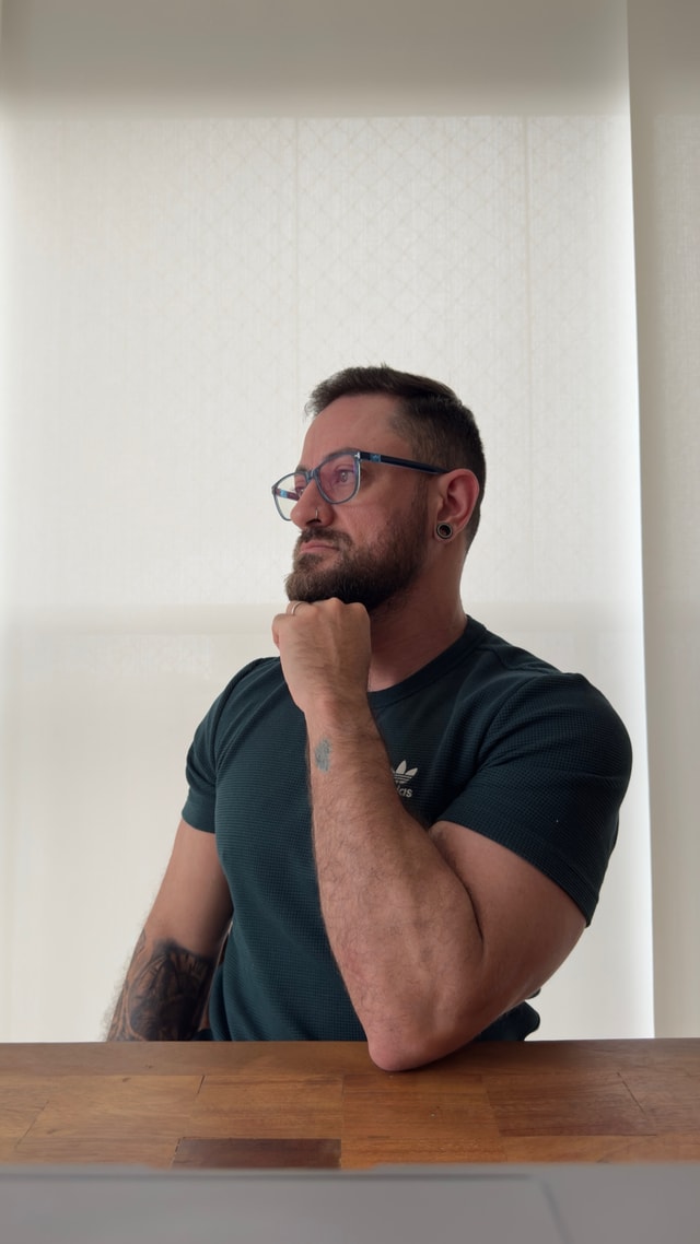 Caio César em postura de escuta reflexiva